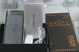 299元买老年智能手机 真能“不插卡上网打电话”？视频封面