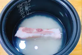 煮米饭时放上一块五花肉！这种做法第一次见，30年老保姆拿手绝活视频封面