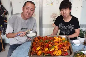 街边10元买个菠萝，配上1斤猪肉，做道菠萝咕咾肉，老妈的最爱
