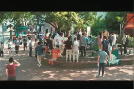 一个无家可归的傻子在街头发传单被发现原来的一个钢琴天才第一段视频封面