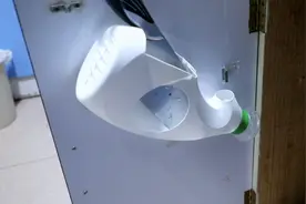 把洗衣液桶剪几刀，粘在厨房柜门里当隐藏刀架，这招省钱又实用视频封面