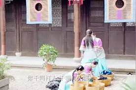吓人拿棍子教训新来的丫鬟，不料少爷看见后大怒：你再动一下试试视频封面
