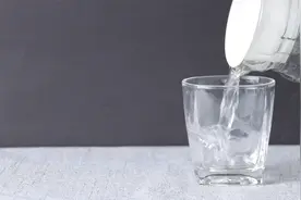 【动画】传言不锈钢电热水壶烧的水会致癌？这3种水要少喝视频封面