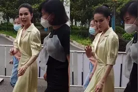 55岁“小龙女”李若彤被两岁孩子喊阿姨，与小朋友互动温馨有爱