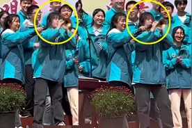 全班学生台上合唱，女孩突然带唢呐助阵，出场直接嗨翻全场！视频封面