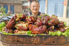 975买30个猪蹄，先炸后卤做“虎皮猪蹄”，整个猪蹄直接啃，真香视频封面