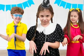 小女孩和姐姐开启了玩具大比拼，到底是谁的玩具又多又好玩呢？