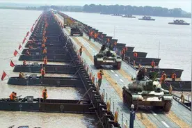 了不起！中国军人26分钟架设1100米钢铁浮桥，让外国人赞不绝口视频封面