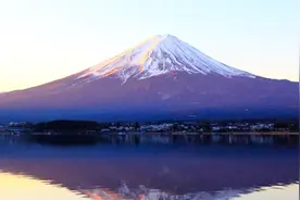 富士山居然是私人的，它的主人来头很大，日本每年要付庞大的租金视频封面