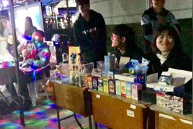 #我的校园生活#逛逛大学里的商品展销会，竟然还有人卖鞋子视频封面