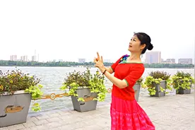 最新流行广场舞《天生一对好鸳鸯》妹妹长得俏模样眼睛就像弯月亮