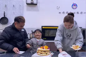 自制生日蛋糕给老公过生日，一家三口其乐融融，有时候幸福很简单