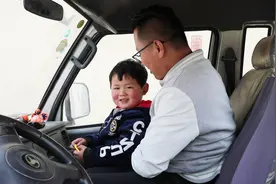 农村兄弟开车下地干活，走到半路又返回家，一路上办了两件窝囊事视频封面