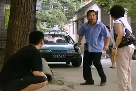 亲兄：大哥被前妻追打，弟弟不仅一旁看热闹，还给前大嫂支招！视频封面