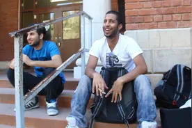 小伙抽烟认为自己很帅，旁边的女同学看到了：装！视频封面