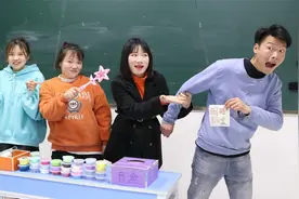 老师让抽盲盒，男同学偷塞纸条作弊，被胖妞惩罚倒贴100盒粘土视频封面
