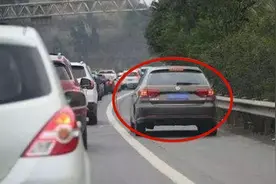 高速可以走应急车道了？交警：别死脑筋！这种情况走不违章不扣分视频封面