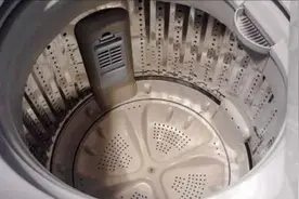 洗衣机隐藏1个小开关，一打开脏水全流出，保证衣服洗得又白又亮