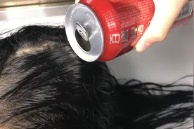 才知道，啤酒和白醋混一起，涂抹在头发上，解决一家人的大难题视频封面
