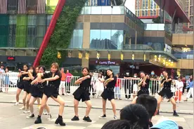 太High了！花果园的万人广场舞，到底有多火爆？一不小心就走红！