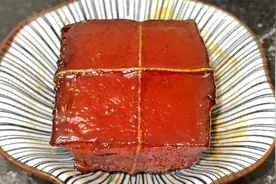 传统名菜东坡肉的懒人做法，色泽红亮，软烂入味，一点也不肥腻