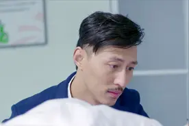 女子瘫痪后情绪偏激， 男友寸步不离温柔安抚太暖心