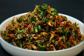 湘菜大厨教你“小炒干虾”的家常做法，香辣美味，下酒又下饭视频封面