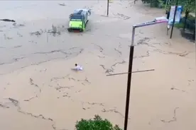 多地被淹成海！四川7市遭受大暴雨塌方，降雨将至少持续3天