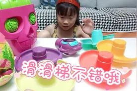 小宝凭借实力把滑滑梯修好了视频封面