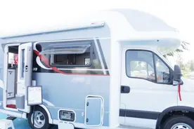 布局新颖，会客厅可容纳8人，全新宽大V8房车售价53.8万元