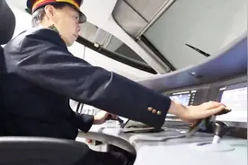 高铁途中不能停车，司机上厕所都是怎么解决的？内幕让人久久不语视频封面