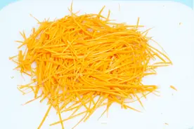 胡萝卜切片容易切丝难，教你一个诀窍呢，切的胡萝卜丝均匀又好看