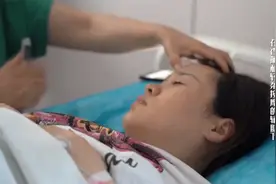 无撕裂无侧切的顺产两小时下床抱娃走出产房~家庭式分娩太棒啦~视频封面