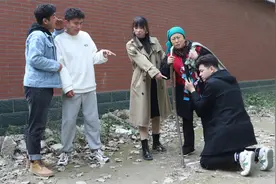 农村母亲参加儿子婚礼，儿子却说母亲已经去世，结局大快人心视频封面