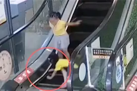 监拍：女童乘电梯时捡东西 不料手被卡在扶梯间 吓坏同行的女孩视频封面