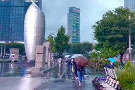 雨中漫步韩国最伟大的城市，能与中国上海媲美，满地都是高楼视频封面