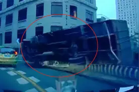 突发！人民路高架桥货车翻车，该路段实施交通管制视频封面
