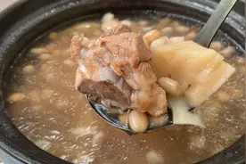 日常广东靓汤分享，筒骨莲藕花生汤，汤味醇厚，藕香弥漫，非常掂