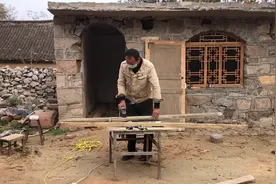 农村乡野村夫改建老宅，几根废柴摇身一变，成为新中式风格门框视频封面