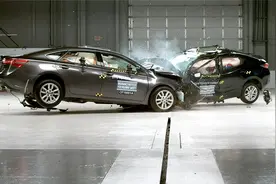 日系车质量究竟怎么样？当雅力士和亚洲龙对撞时，答案显而易见！视频封面