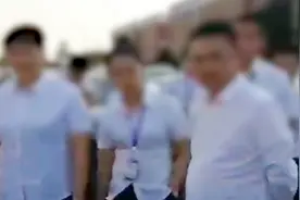 强悍！吉林长春一女子因停车位与街边饭店冲突 一人舌战数十员工视频封面