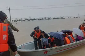 实拍河南卫辉大雨现场：洪水淹没农田，村民惊呼水有齐腰深