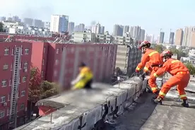 河南一12岁少女两腿悬空坐7楼顶自言自语，被救后大哭:他们不爱我视频封面