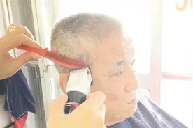 满头白发大叔怎么说都不染，发型师直接推成小寸头，真精神视频封面