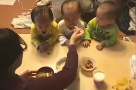 妈妈给三胞胎喂饭，三种需求三种哭嚎，我太难了，谁来救救我吧视频封面