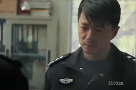 烈日灼心：段奕宏发现邓超的异常取向，说话都哆嗦，烟都不会抽了