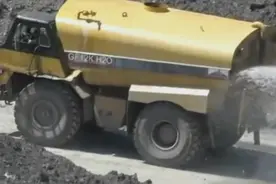 重型洒水车喷洒水雾压制尘土灰尘蔓延