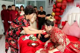 山东小伙娶一老板家独生女，妈妈好高兴，亲自喂新娘吃东西视频封面