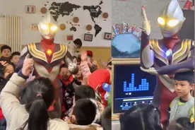 侄子第一天开学，舅舅打扮成奥特曼接来他放学：差点出不了教室视频封面