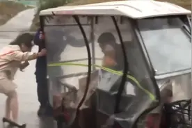 河南平顶山女子骑三轮车被大风刮倒  她正凌乱时 来了一群蓝朋友视频封面